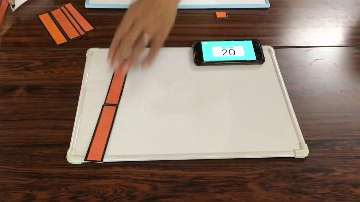 4×5＝20になったところで、10のかたまりに両替している場面
