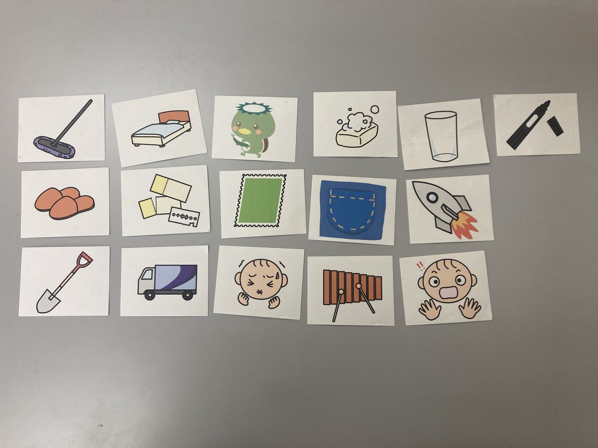 つまる音の絵カードを机の上にならべたところ